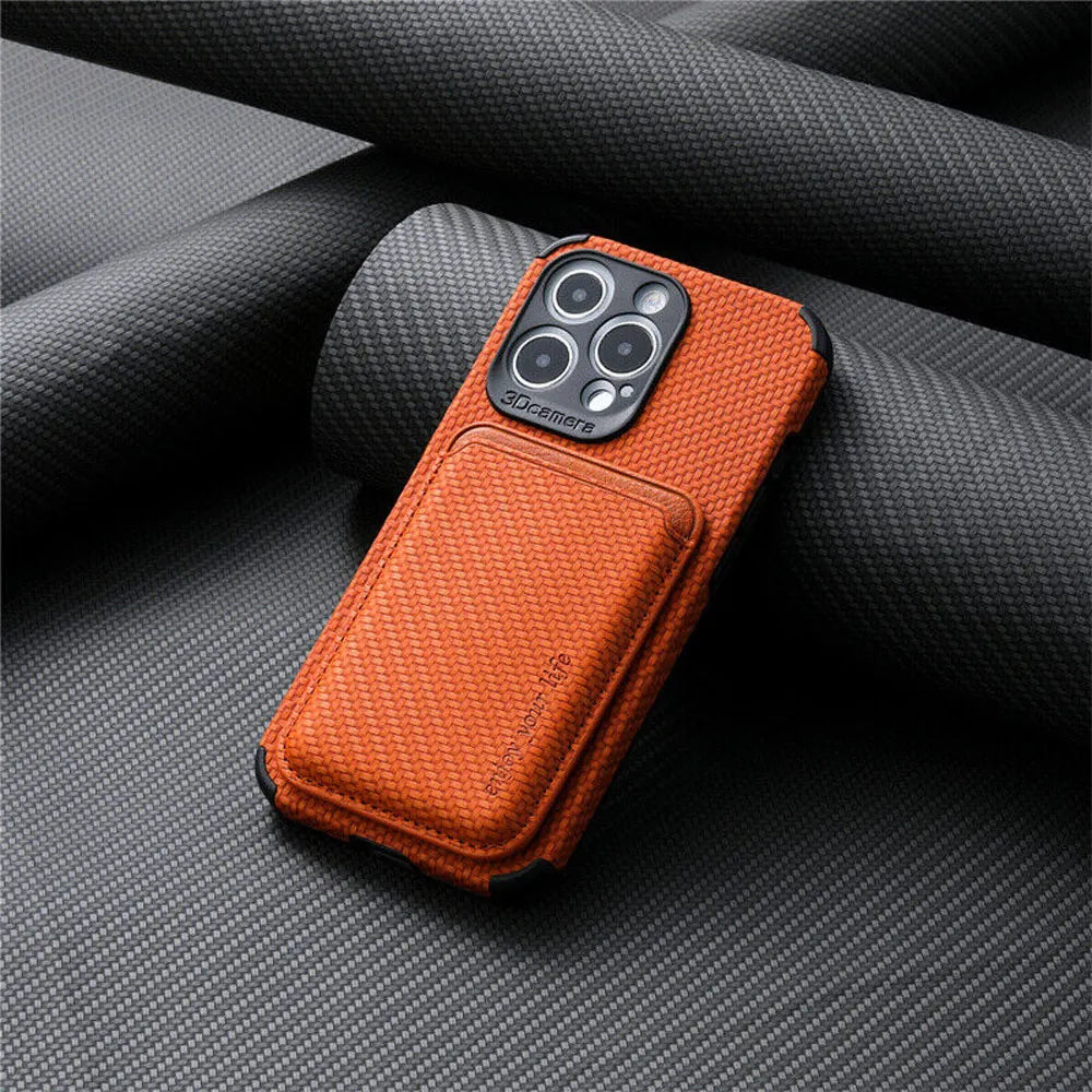 Detailopname van de carbonvezel textuur van het iPhone MagSafe telefoonhoesje, benadrukt premium bescherming en design.