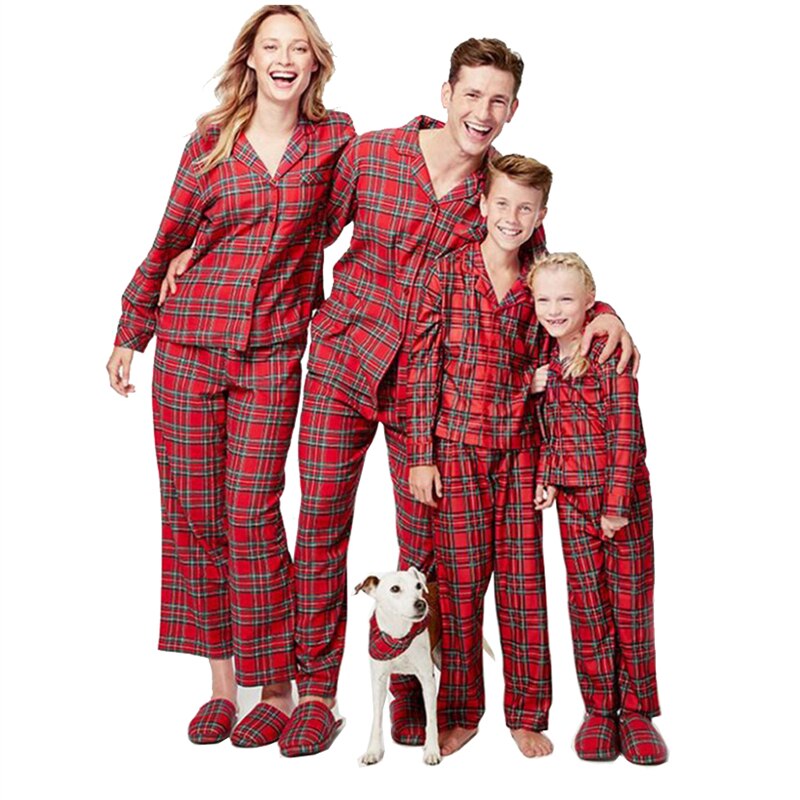 Rode comfortabele kledingset voor baby, kind, dames en heren; een complete familie outfit.