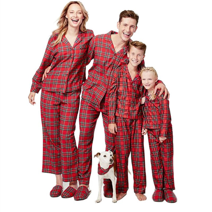 Rode comfortabele kledingset voor baby, kind, dames en heren; een complete familie outfit.