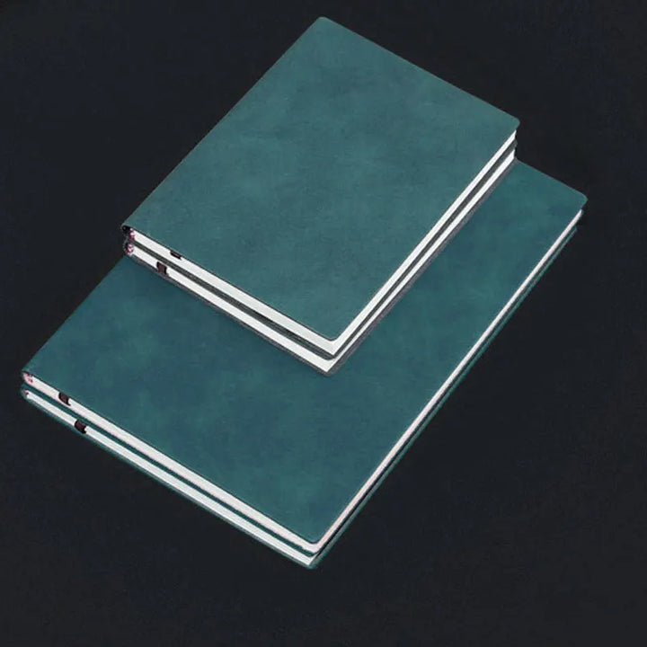 Veelzijdig PU leren schrift met schapenvachtlook voor al je aantekeningen, planners en gedachten, beschikbaar in A5 en A6.
