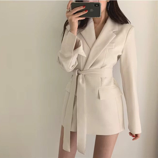 Chique zakelijke dames blazer met bijpassende riem in tijdloos zwart. Ideaal voor een professionele look.