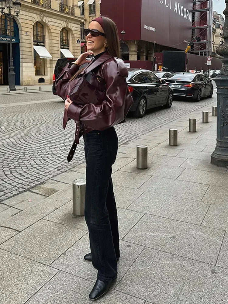 Opvallend kort bordeauxrood leren damesjasje Livana met stijlvolle reverskraag. Trendy bovenkleding.