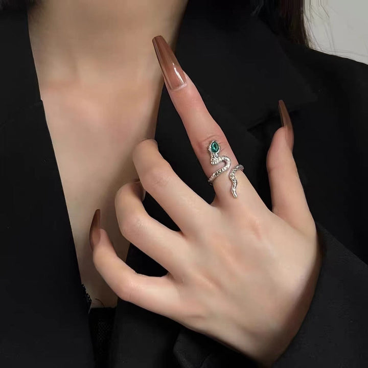 Gedetailleerde slangenring, unisex en verstelbaar, voor een moderne en trendy look.