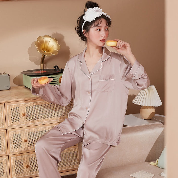 Zachte damespyjama set, ideaal om comfortabel en stijlvol te relaxen in de avond.