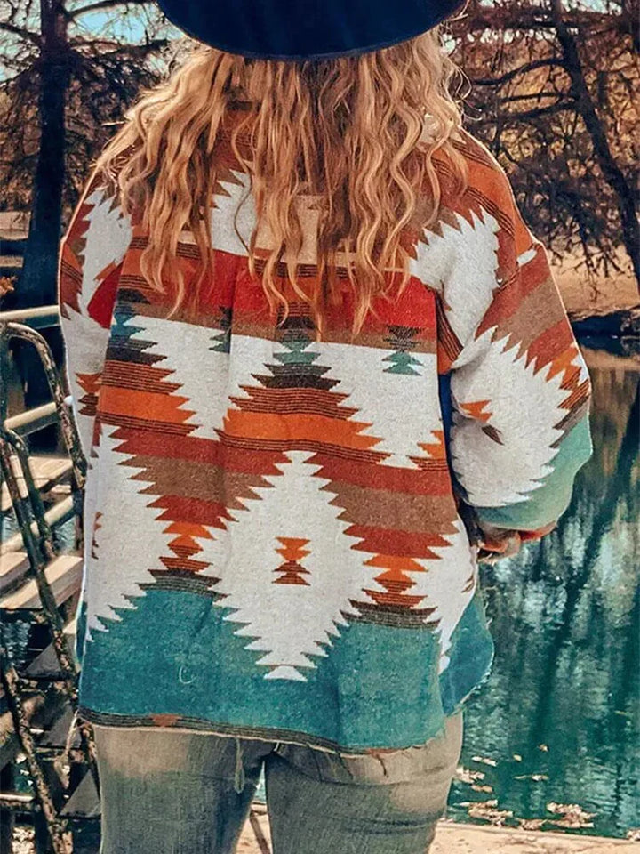 Close-up van de Azteken print op deze trendy dames winterjas, perfect voor een casual look.