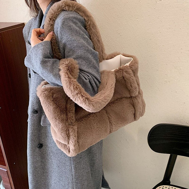 Pipa pluche tas voor dames; een grote, knusse handtas die stijl en warmte combineert in de winter.