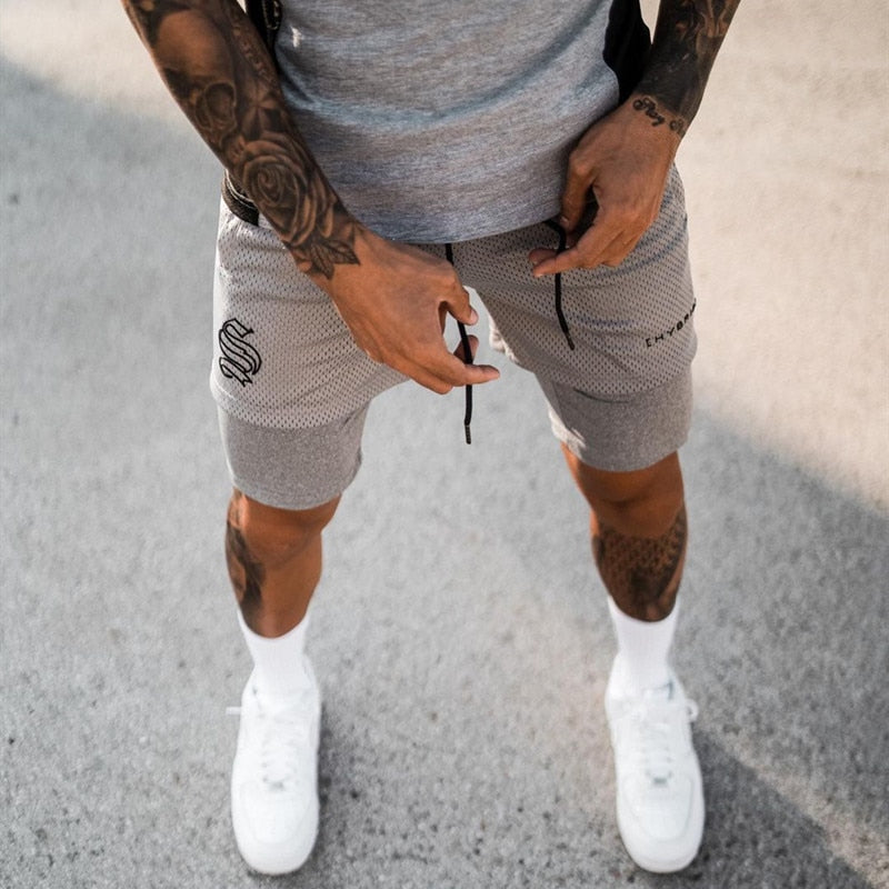 Achteraanzicht van de heren 2-in-1 sportshorts, ideaal voor training en hardlopen.
