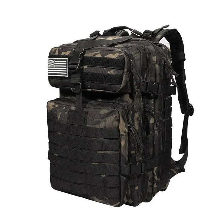Tactische outdoor rugzak 30L met MOLLE systeem, waterafstotend, voor wandelen en kamperen.
