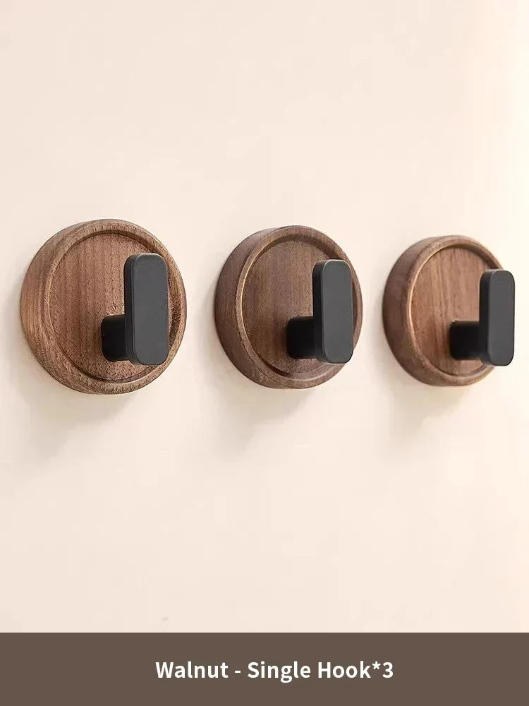 Discrete zelfklevende haak voor subtiele opbergruimte in keuken of badkamer. Makkelijk.