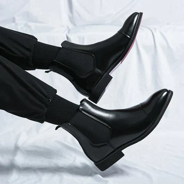 Zakelijke heren enkellaarzen: zwarte Chelsea boots met tijdloos design en comfortabele pasvorm.