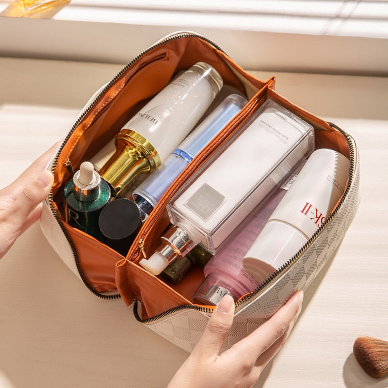 Georganiseerde beauty case van PU-leer voor dames, met slimme vakken voor cosmetica.
