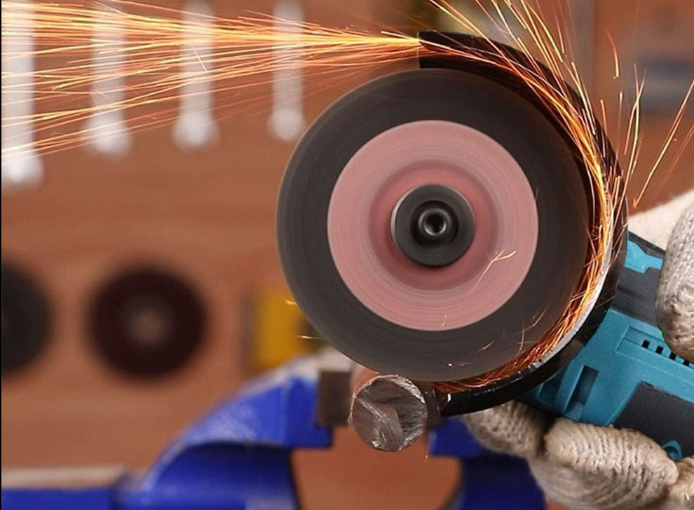 Krachtige draadloze haakse slijper voor zware metaalbewerking en snelle slijpklussen; een onmisbare power tool.