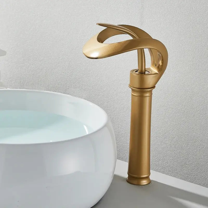 Luxe en moderne messing watervalkraan Flowarc; een stijlvolle blikvanger voor de badkamer.
