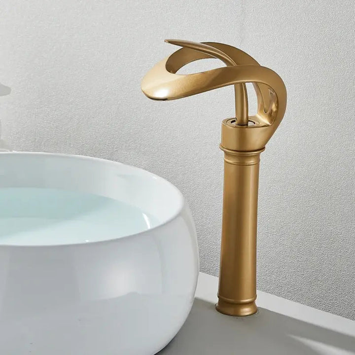 Luxe en moderne messing watervalkraan Flowarc; een stijlvolle blikvanger voor de badkamer.