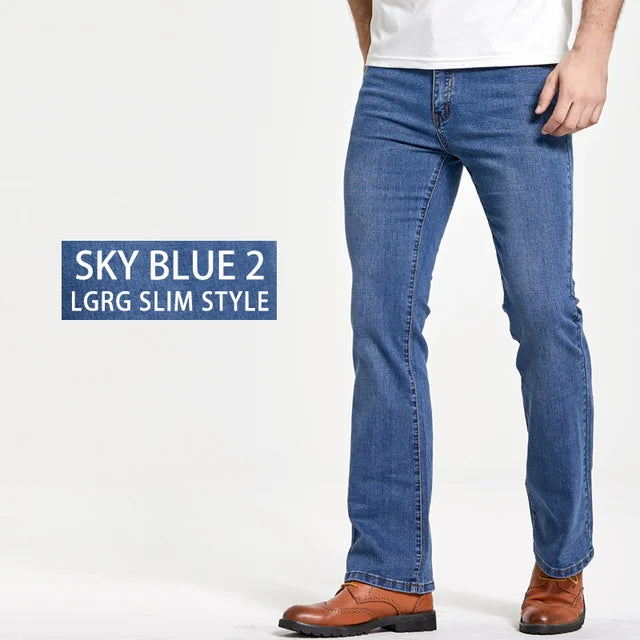 Trendy boot cut herenjeans. Combineert een slim fit met subtiel uitlopende pijpen, in stijlvol blauw.