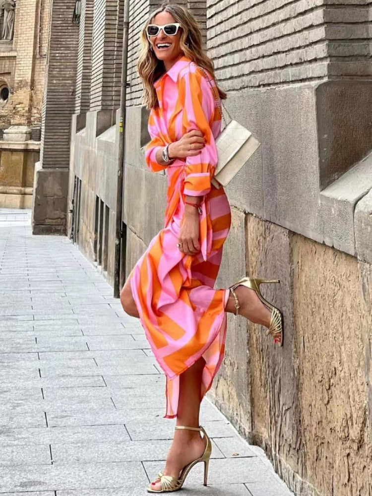 Luchtige zomerse maxi wikkeljurk voor dames met kraag, perfect voor warme dagen. Elegant en vrolijk.