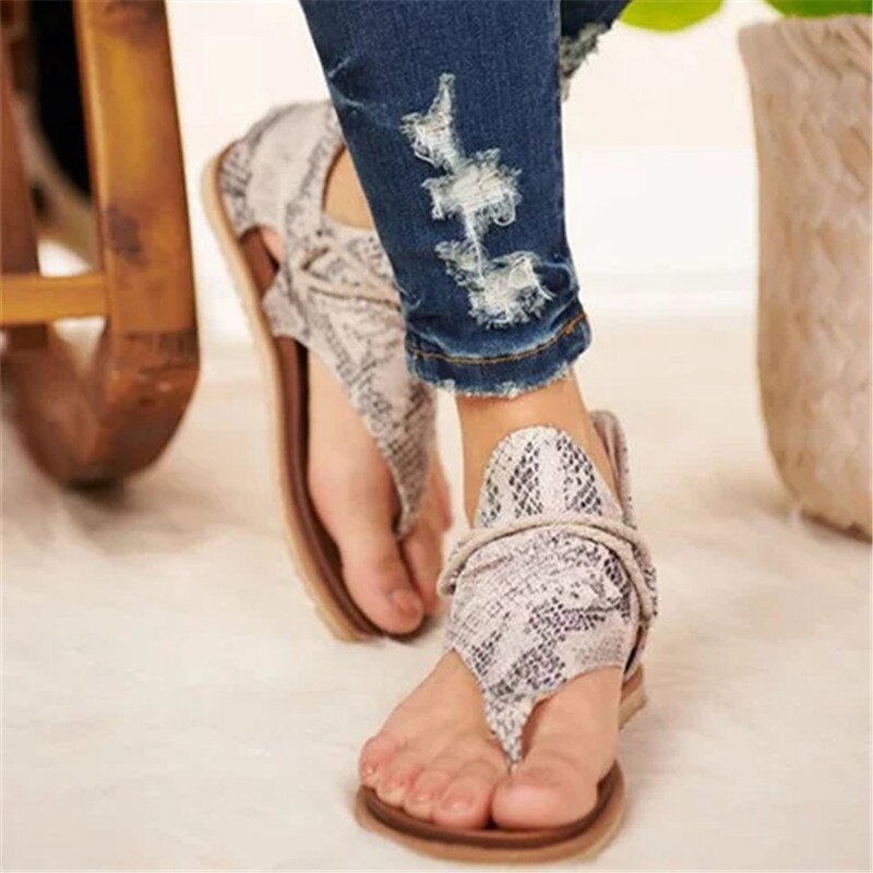 Stijlvolle dames panterprint sandalen met platte zool, essentieel voor een modieuze zomerlook.