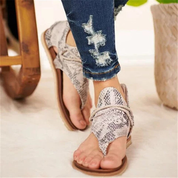 Stijlvolle dames panterprint sandalen met platte zool, essentieel voor een modieuze zomerlook.