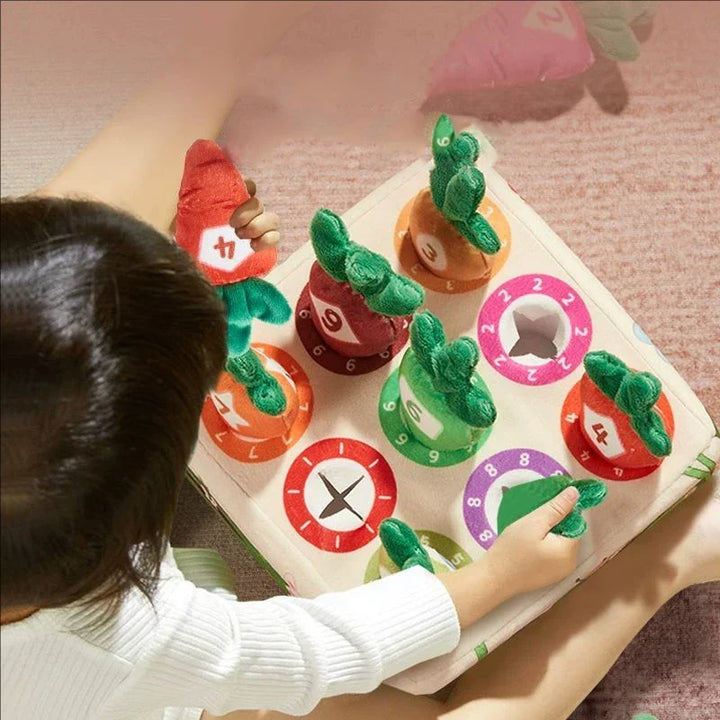 Baby speelt met Montessori trekwortel, stimuleert fijne motoriek en zintuiglijke ontwikkeling. Ideaal educatief speelgoed.