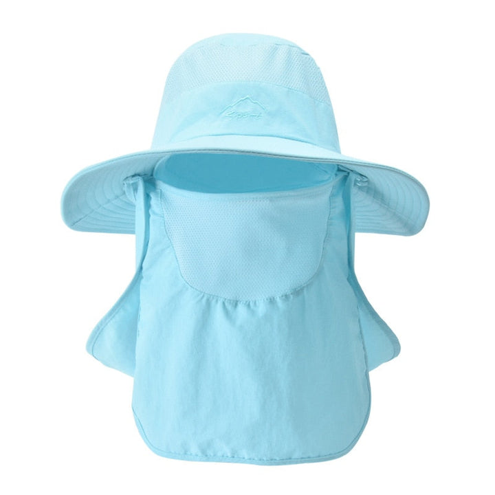 Beschermende outdoor pet met nek- en gezichtsbescherming, waterdicht, ademend en duurzaam.