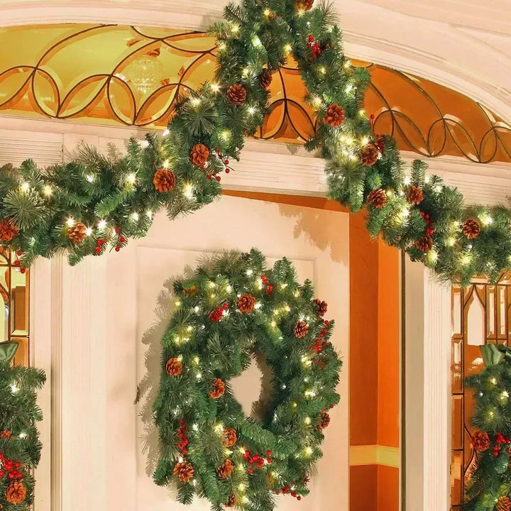 LED kerst guirlande feestelijk gedrapeerd, creëert een warme en gezellige kerstsfeer binnen.