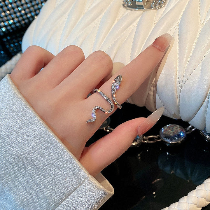 Verstelbare unisex ring in slangendesign, een modieus statement accessoire voor elke outfit.