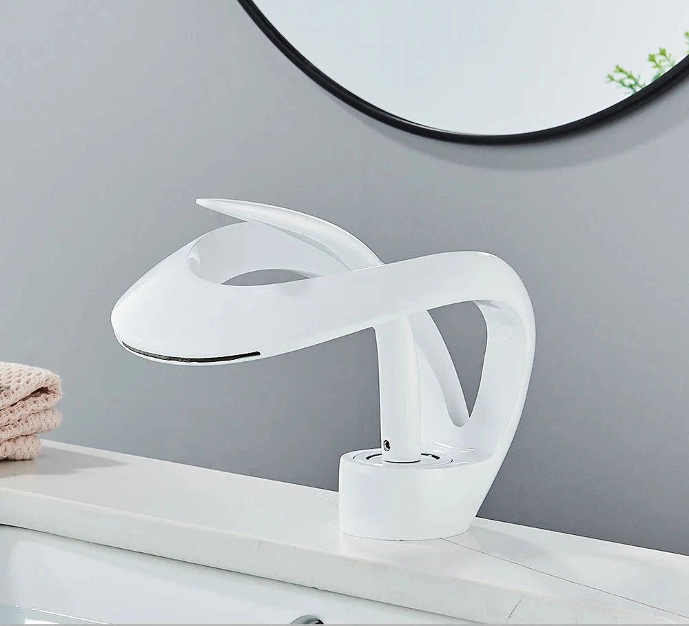 Dekgemonteerde messing wastafelkraan Flowarc met watervaluitloop; een elegante enkelgreeps badkamerkraan.