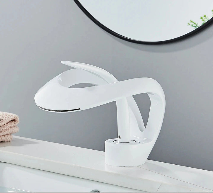 Dekgemonteerde messing wastafelkraan Flowarc met watervaluitloop; een elegante enkelgreeps badkamerkraan.