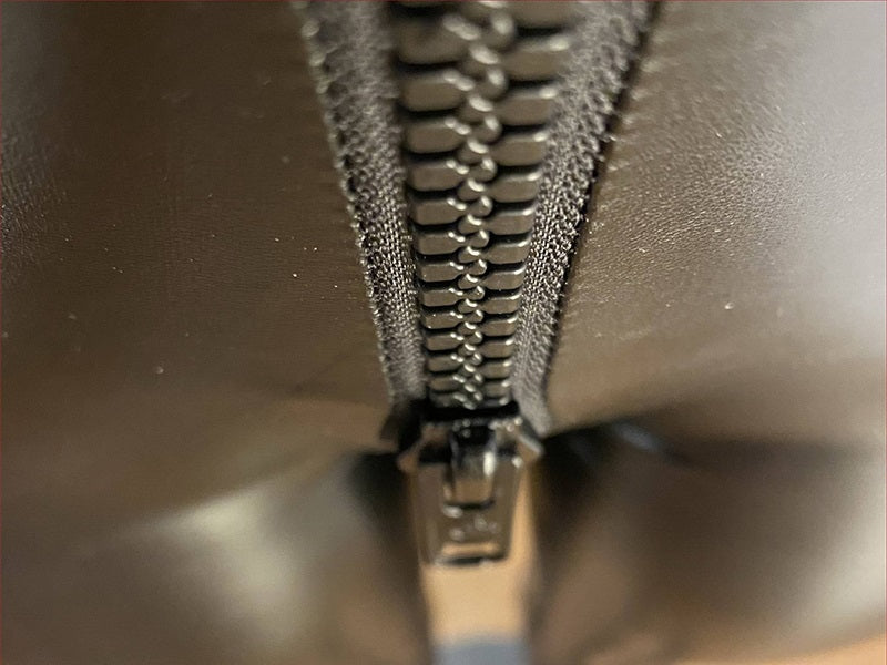 Trendy zwarte slimfit damesbroek van mat leer met unieke ritssluiting achter. Perfect voor vrouwenmode.