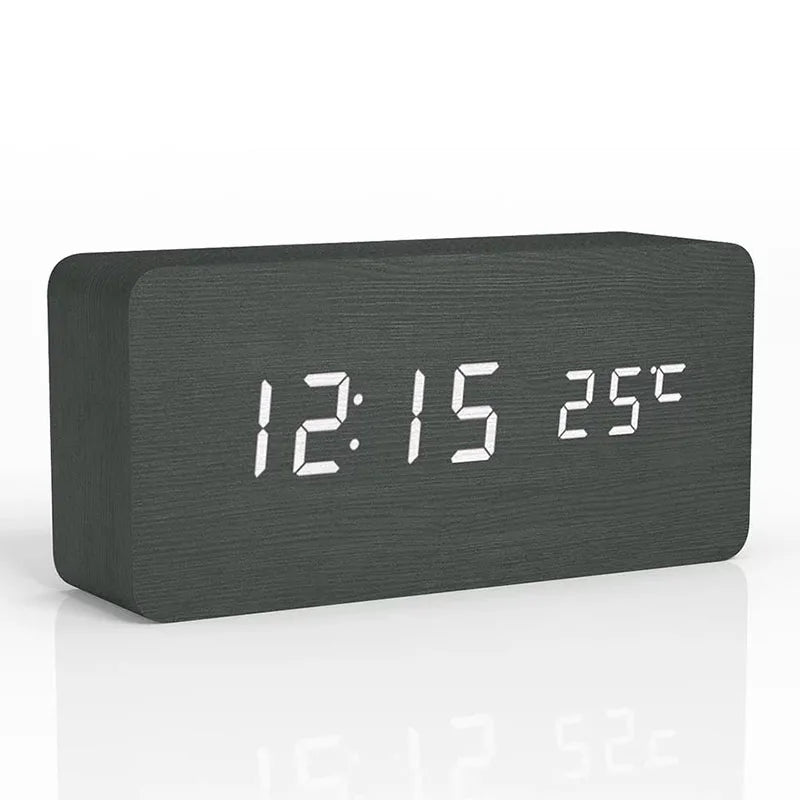 Houten digitale wekker met helder LED display. Modern design voor slaapkamer en huis. Toont tijd en temperatuur.