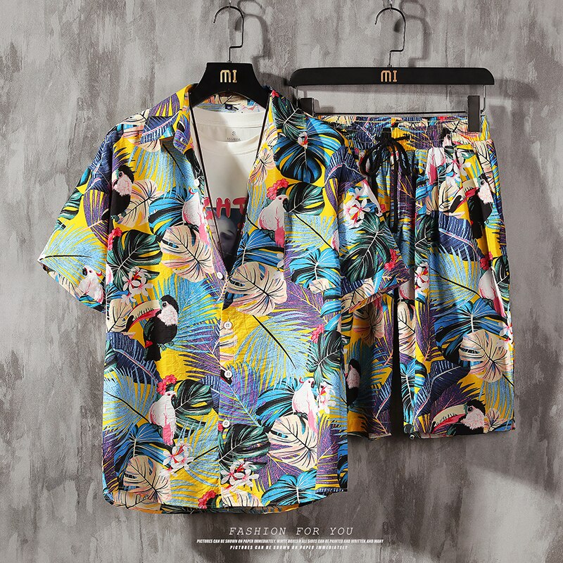 Man draagt complete Heren Boas strandkleding combi: kleurrijk shirt en korte broek. Zomerse herenmode.