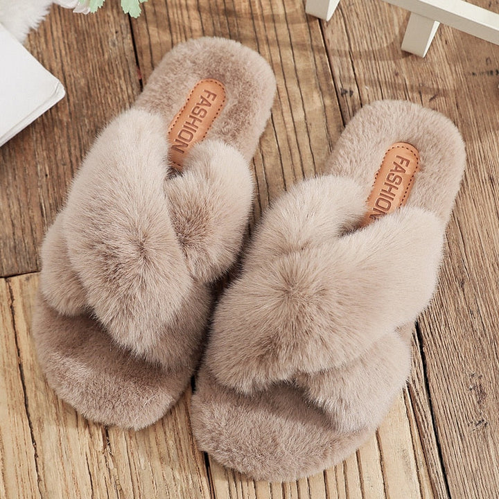 Zwarte dames pantoffels met fluffy textuur. Zachte, comfortabele huisschoenen voor koude dagen.
