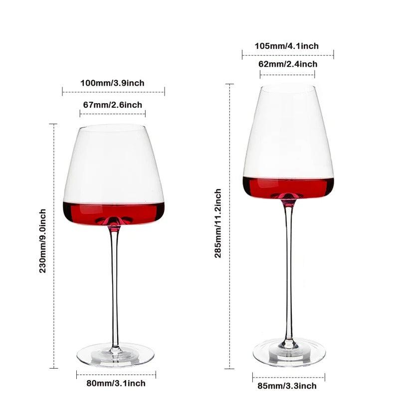 Cristallo rode wijnglas met brede kelk voor optimale aroma's, een essentieel serviesstuk.