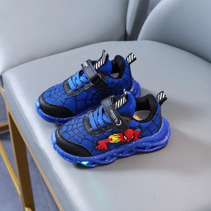 Volledig zicht stoere Spider-Man jongenssneakers met LED, rode, blauwe en zwarte details, makkelijk klittenband.