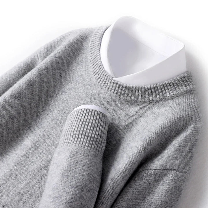 Zijaanzicht klassieke heren crewneck trui, toont de comfortabele pasvorm en tijdloze afwerking.