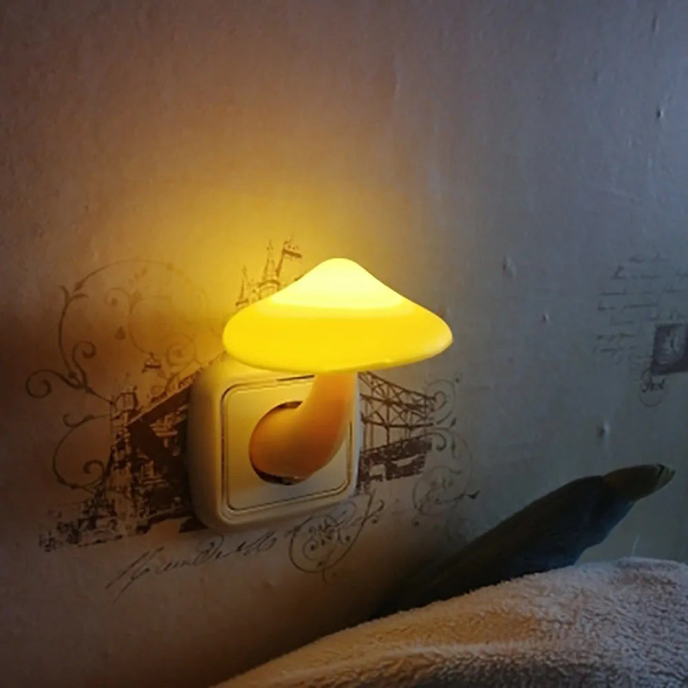 Warm wit LED nachtlampje in paddenstoelvorm, met dämmerungssensor; zachte binnenverlichting voor elke ruimte.