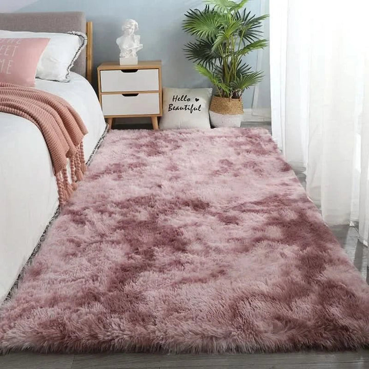 Modern vloerkleed met uniek gradient design en zacht kunstbont. Luxe toevoeging aan elk interieur, creëert warmte.