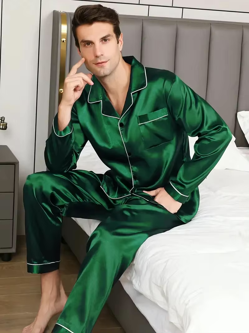 Comfortabele heren nachtkleding set met lange mouwen en broek. Perfect voor ontspannen avonden.