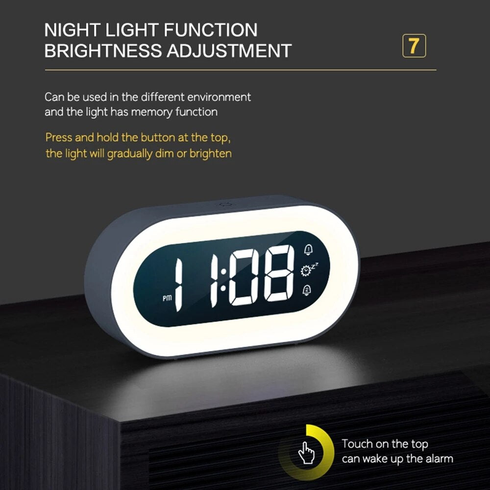 Handige draadloze digitale wekker met ingebouwd nachtlampje en LED scherm, voor de slaapkamer of als reiswekker.