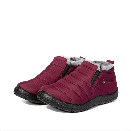 Vooraanzicht van duurzame waterdichte winterlaarzen, geschikt voor zowel mannen als vrouwen, mode en outdoor.