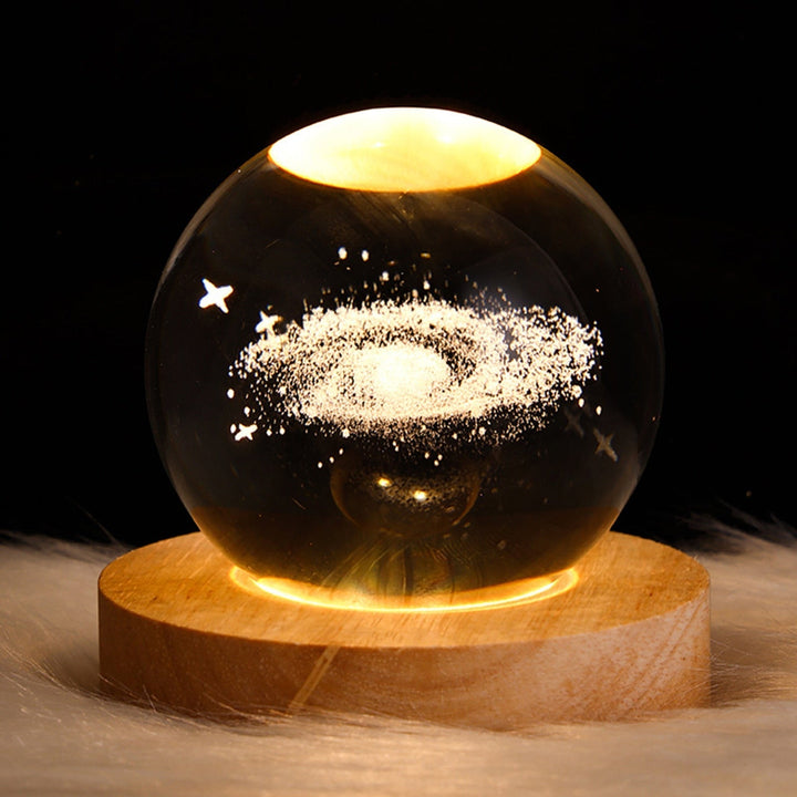 Moderne kristallen lichtbol met een indrukwekkend 3D sterrenstelsel. Sfeervol interieur.
