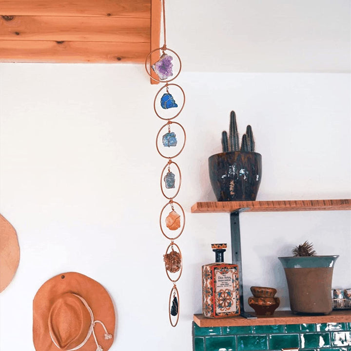 Detail van handgemaakte chakra wanddecoratie met diverse edelstenen voor meditatie en healing energie.