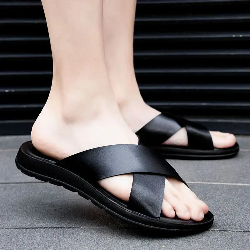Zwarte veelzijdige heren zomerslippers van leer, comfortabele slip-ons voor casual gebruik.