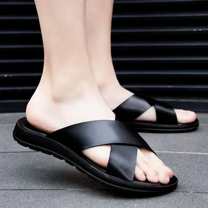 Zwarte veelzijdige heren zomerslippers van leer, comfortabele slip-ons voor casual gebruik.