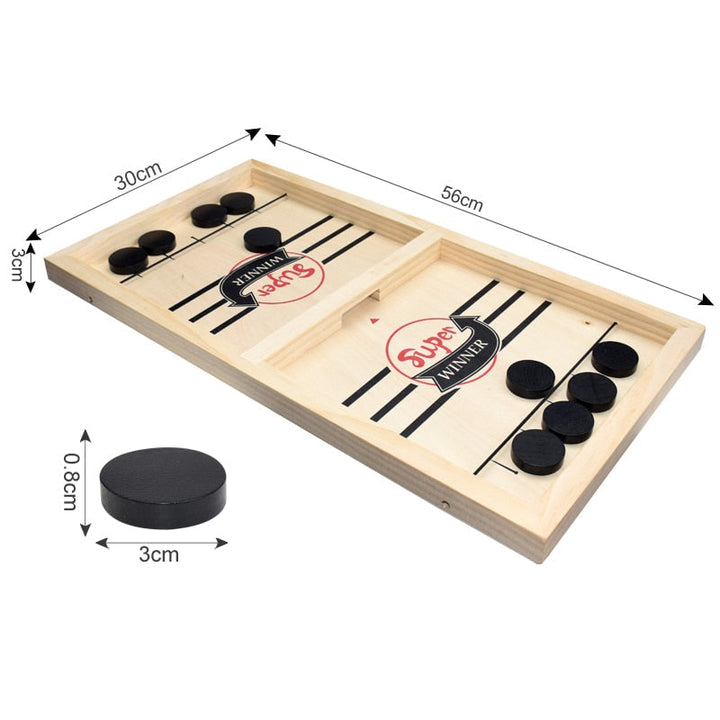 Een complete houten tafelhockey speelset, ideaal voor interactief familieplezier en als educatief houten speelgoed.
