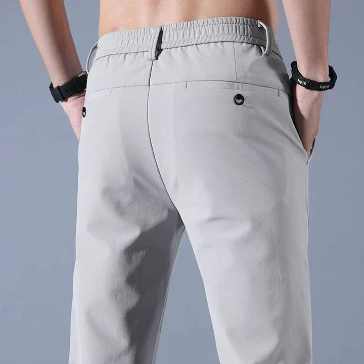 Veelzijdige heren golfbroek FairwayFlex, combineert functionaliteit van een sportbroek met stijlvolle allure.