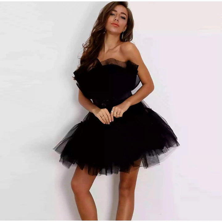 Zwarte strapless cocktailjurk, trendy en chique, ideaal voor een avondje uit.
