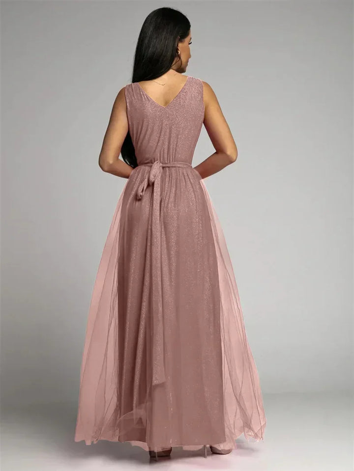 Dames galajurk met V-hals en split, mouwloos en elegant, perfect voor een avondje uit.