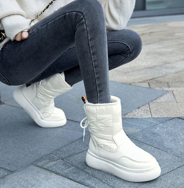 Dames dragen trendy Rinnie winterlaarzen; warm, waterdicht en comfortabel. Ideaal voor de wintermode collectie.