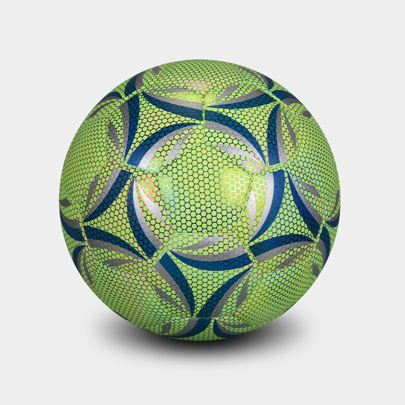 Duurzame reflecterende lichtvoetbal voor dag- en nachtspel. Geschikt voor sport, training en buitenspel.